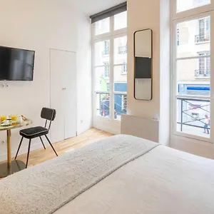 https://cosy-studio-in-the-heart-of-belleville.fr-paris.fr