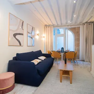 https://amazing-studio-place-des-vosges-le-marais-charles-v-19.fr-paris.fr
